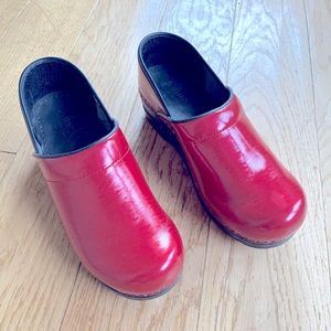 Sanita red-pink shiny clogs, size 39